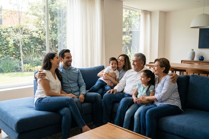 Familia mexicana en casa revisando su protección